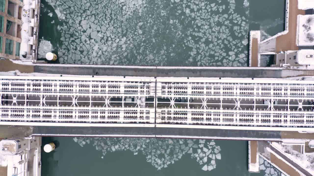 얼어붙은 시카고 강 위의 다리에 있는 기차 선로의 하향식 조감도 - 겨울