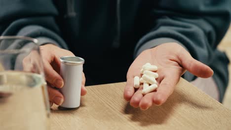 persona que toma pastillas