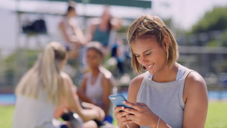 mulher jovem a mandar mensagens no parque.