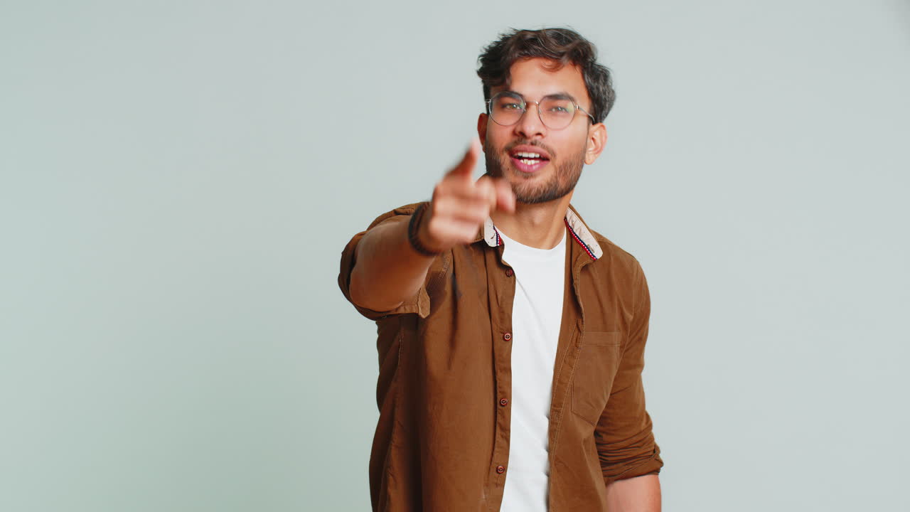 feliz hombre indio sonriente señalando con el dedo a la cámara haciendo la elección ganadora, mostrando la dirección, seleccionar
