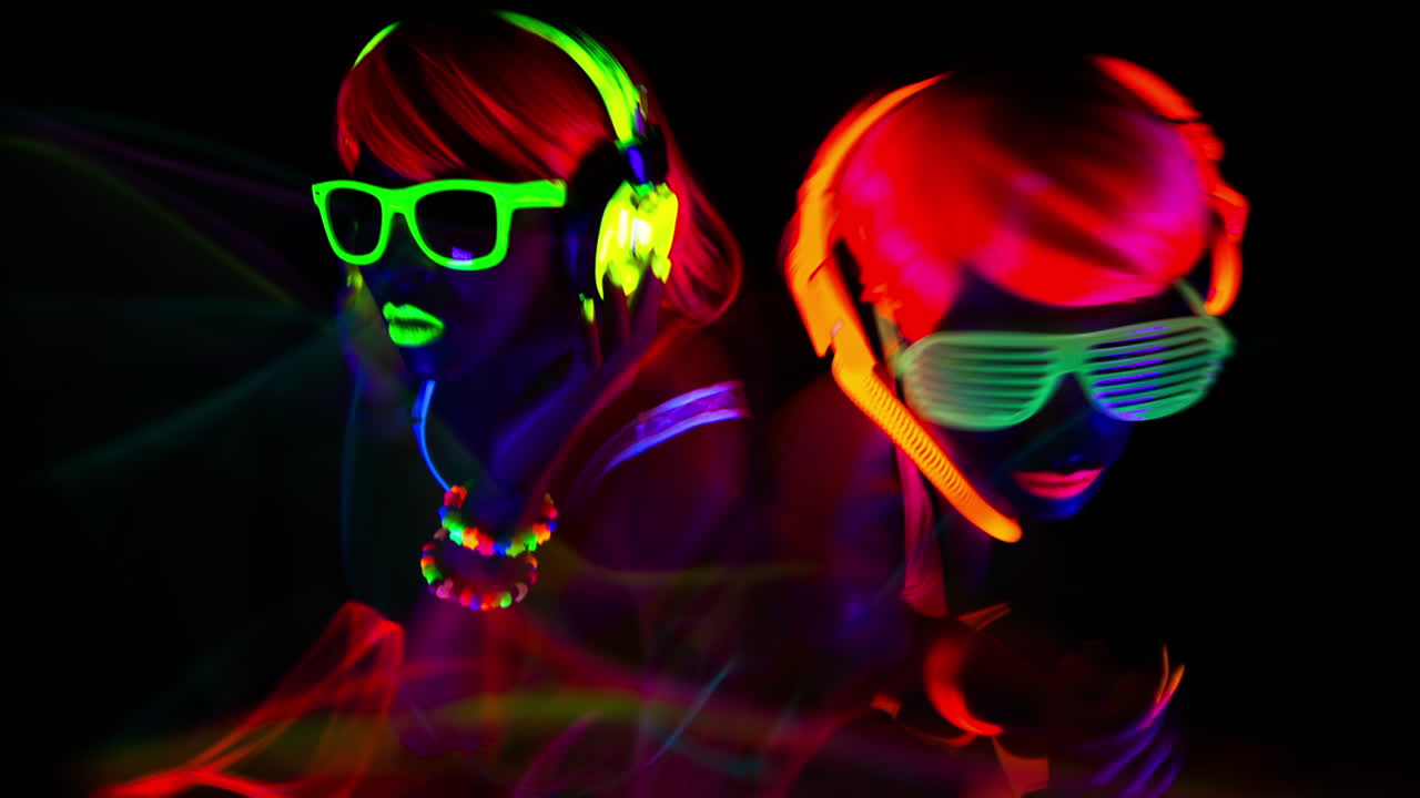 mujer que brilla intensamente uv 101