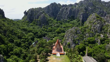 Imágenes-Aéreas-Constantes-Desde-Una-Gran-Altura-De-Este-Templo-Budista-Y-Las-Hermosas-Montañas-De-Piedra-Caliza-Que-Lo-Rodean