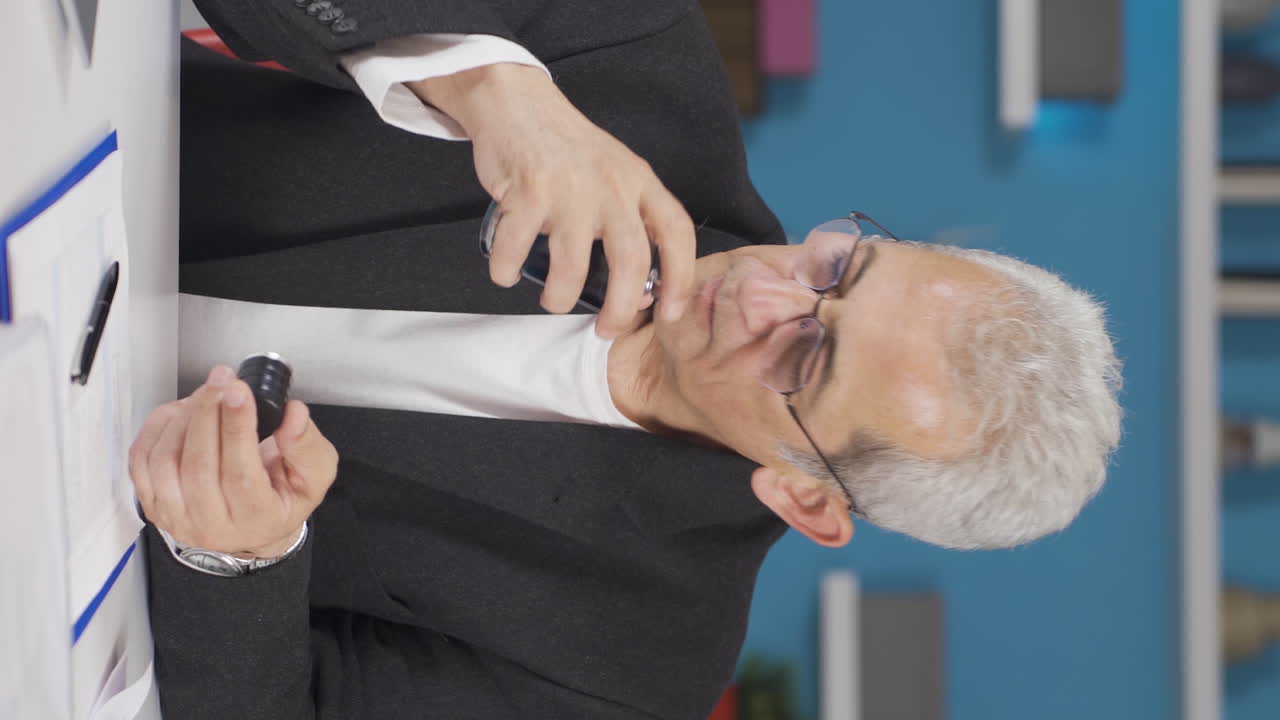 vídeo vertical de una trabajadora de oficina en casa rociando perfume en un hombre.