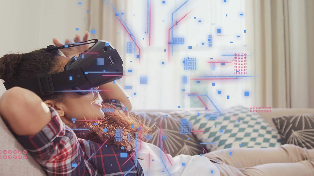Donna sdraiata sul divano, VR che lancia quadrati immersivi blu e rossi, linee di circuito che si muovono regolando la cinghia