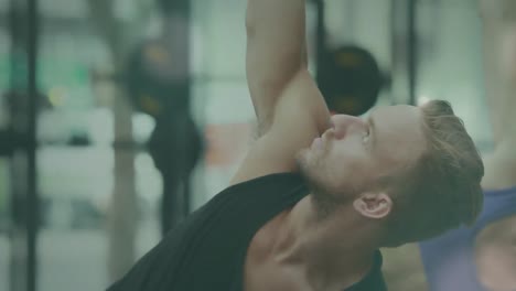 animación de luz brillante sobre un hombre en forma haciendo ejercicio en el gimnasio