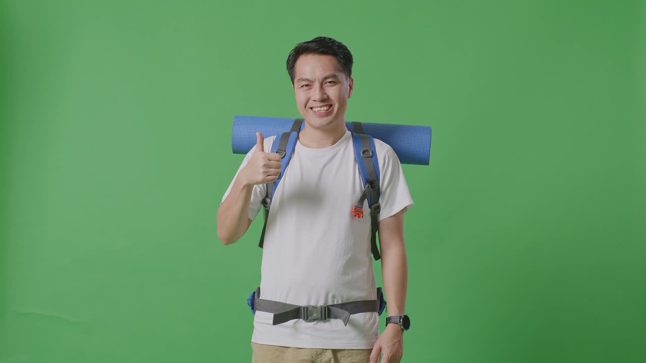 hombre con mochila dando pulgares hacia arriba