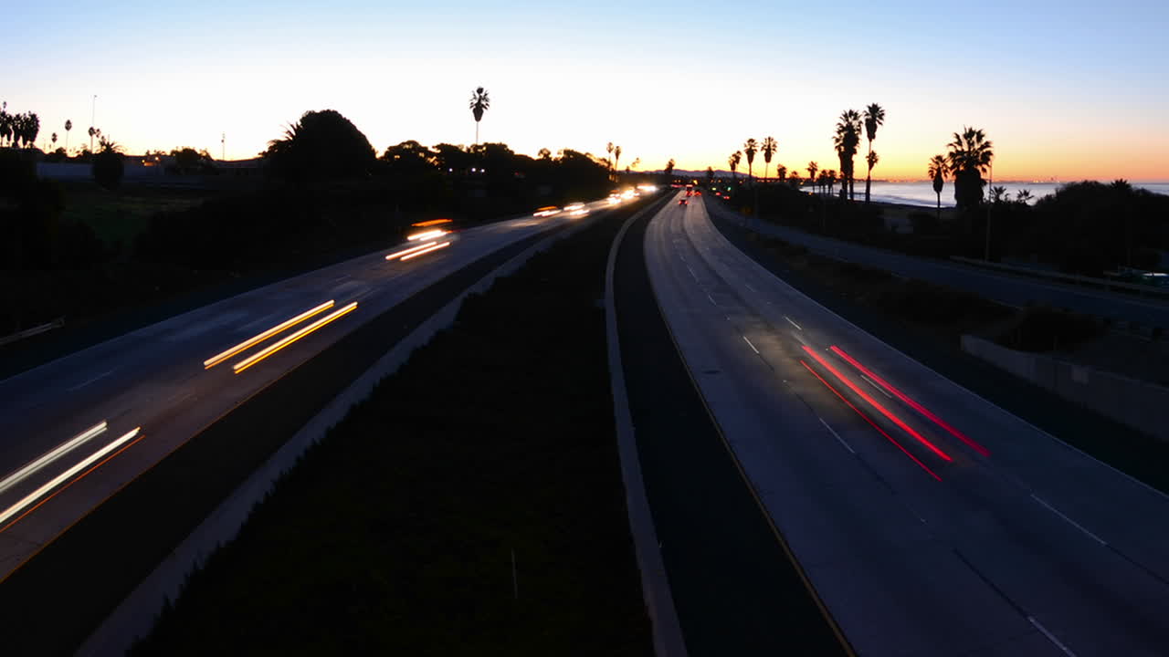 벤츄라 캘리포니아를 통해 101번 고속도로의 벤츄라 고속도로에서 아침 러시 아워 교통의 움직임과 함께 광각 시간 경과