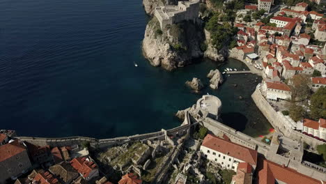 Luftaufnahme-Der-Altstadt-Von-Dubrovnik,-Die-Kamera-Erhebt-Sich-Langsam,-Um-Die-Alte-Festung-Zu-Enthüllen