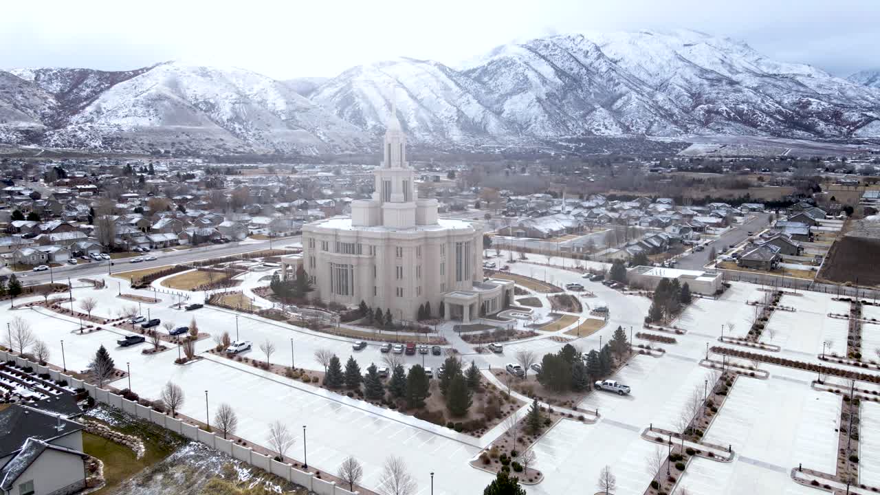 페이슨 유타 사원 - 이른 아침 미국 유타주 페이슨에 있는 마을과 눈 덮인 산 근처에 있는 예수 그리스도 후기 성도 교회