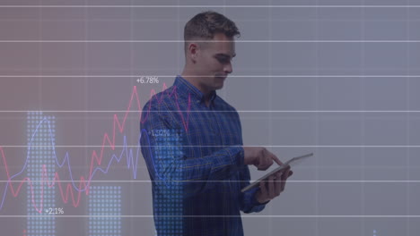 animación del procesamiento de datos financieros sobre el hombre caucásico usando una tableta.