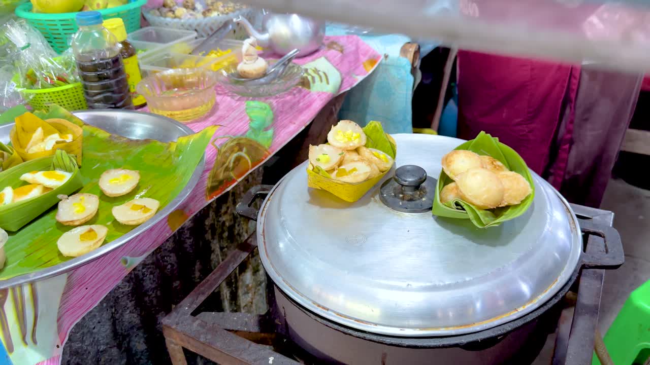 판매자는 방에서 전통적인 태국 팬케이크를 준비합니다.