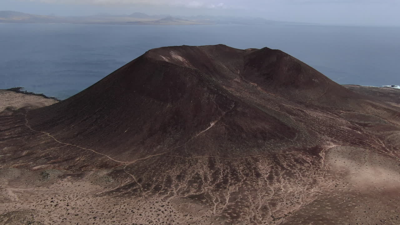 fantástica toma aérea en órbita de la montaña amarilla en la isla de la graciosa en un día soleado