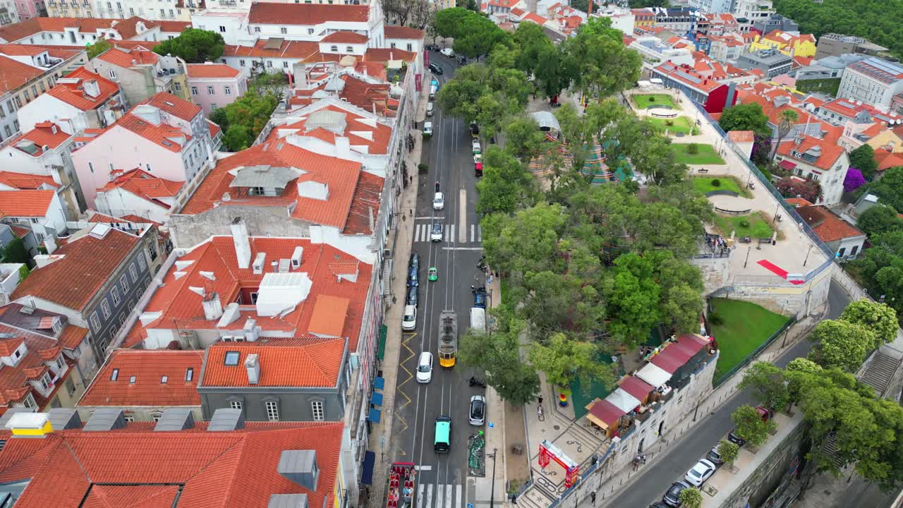 Vista aerea da un tram al punto panoramico di Sao Pedro de Alcantara che rivela il paesaggio urbano di Lisbona. Portogallo
