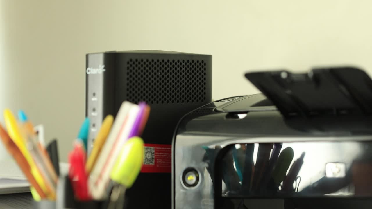 escritorio lleno de bolígrafos, lápices y otros recursos