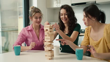 Freunde-Spielen-Gemeinsam-Jenga-Bei-Kaffee-In-Der-Küche