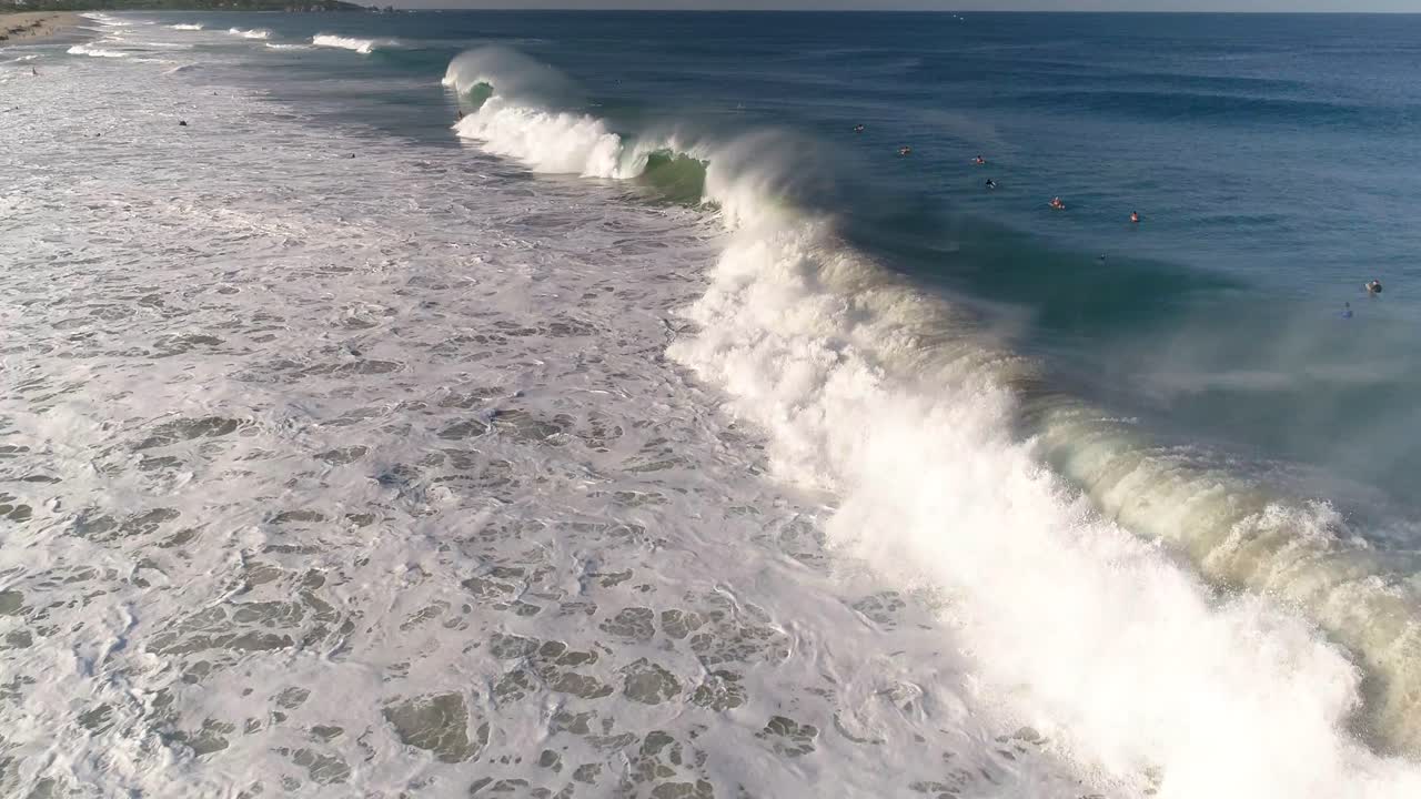 toma aérea de un dron toma aérea de una gran ola de barril de tubo en la playa de zicatela puerto escondido, oaxaca
