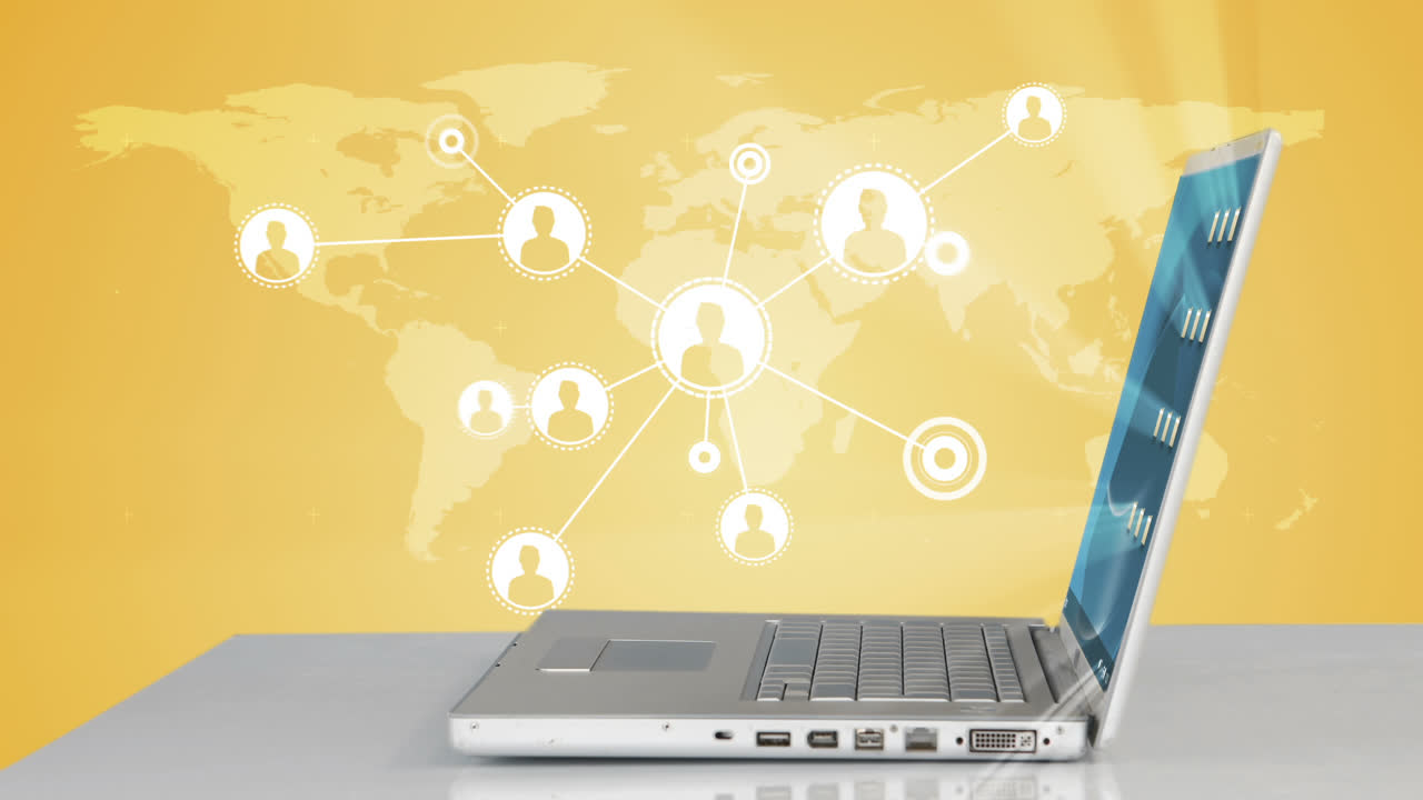 siluetas de hombres apareciendo desde la computadora portátil