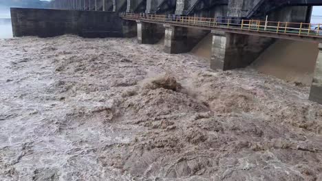 Wasserfalldamm,-Der-Wasserüberlauf-Entwässert-Gebirgsfluss-Mit-Fallendem-Wasserfall-Der-Steinnatur-Und-Fließendem-Wasser