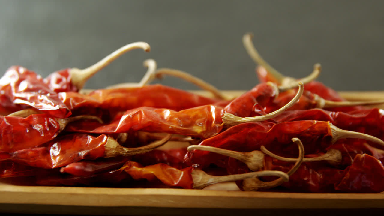 pimienta seca de chile en una bandeja de madera 4k
