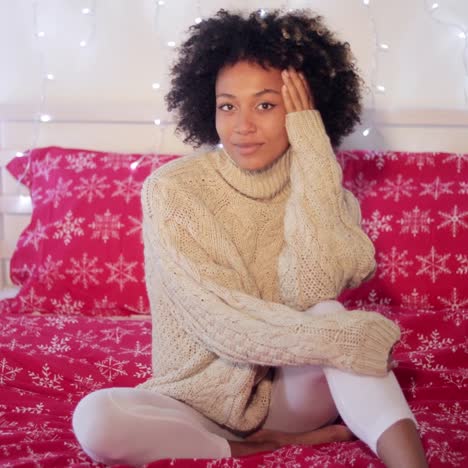 mujer joven celebrando sola en navidad