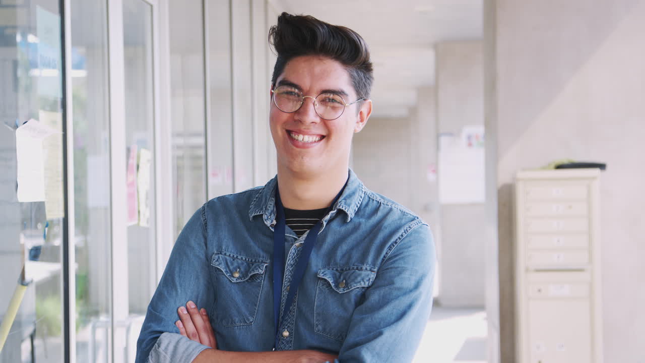 대학 건물 의 복도 에 서 있는 웃는 남성 학교 교사 의 초상화