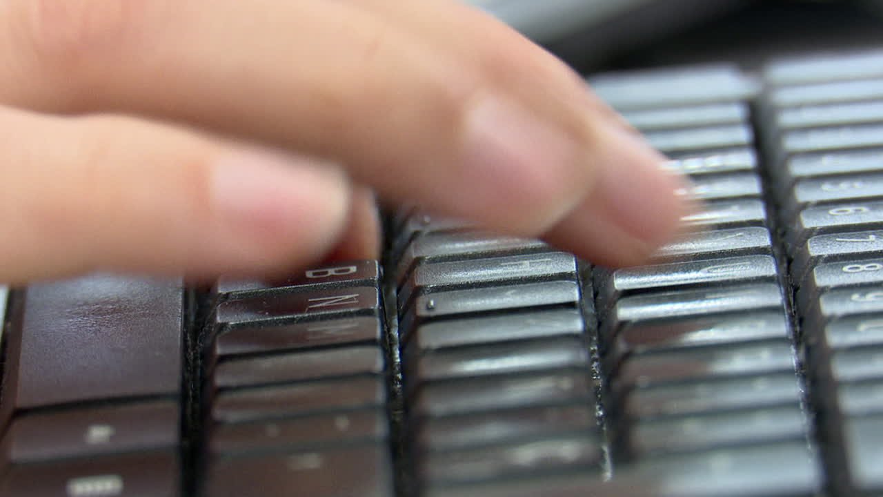 키보드 에 손 으로 타이핑 하는 것