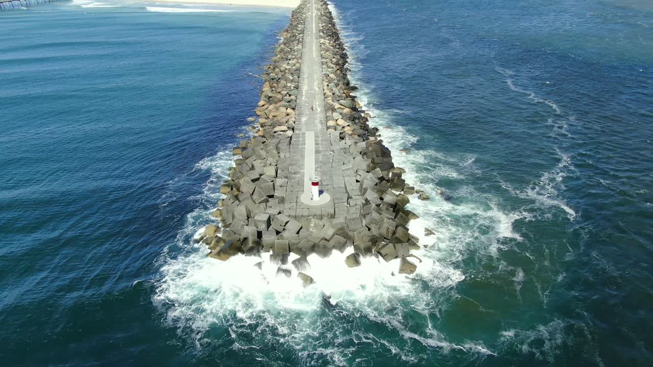 кинематографические кадры подъема морского пути золотого побережья с воздуха