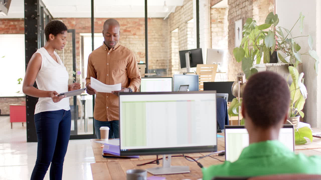 jóvenes profesionales de negocios afroamericanos discuten en una oficina moderna