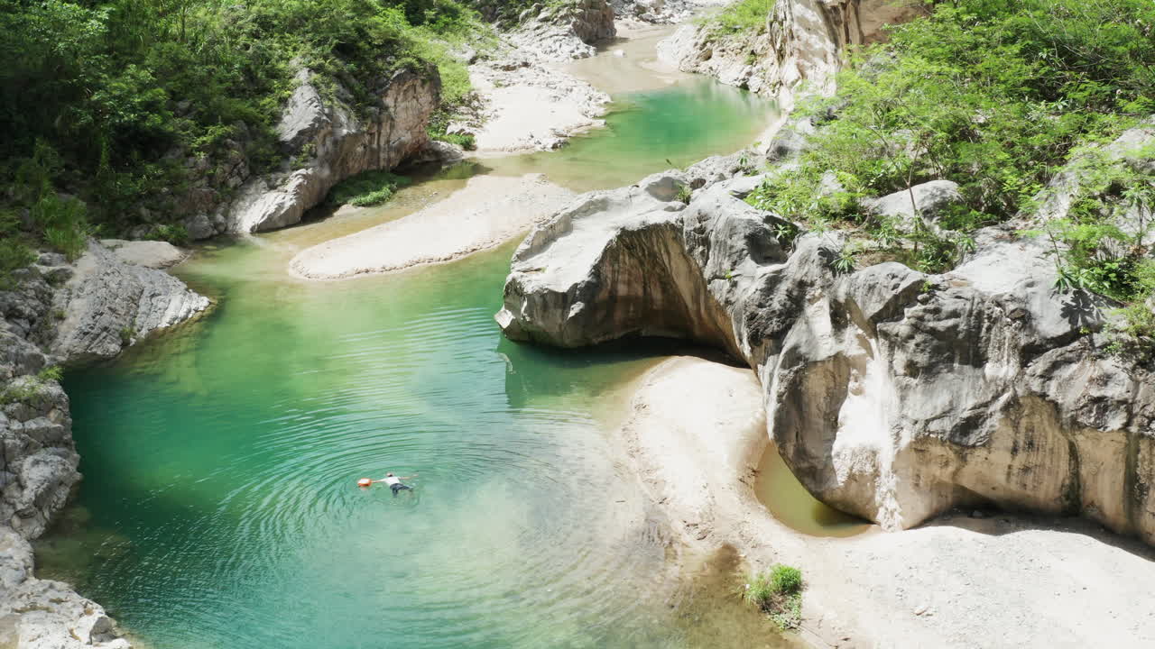 turista nadando solo en un paraíso río nizao, rodeado de naturaleza