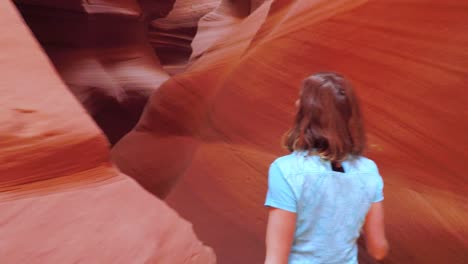 Junge-Frau-Im-Antelope-Canyon-In-Arizona