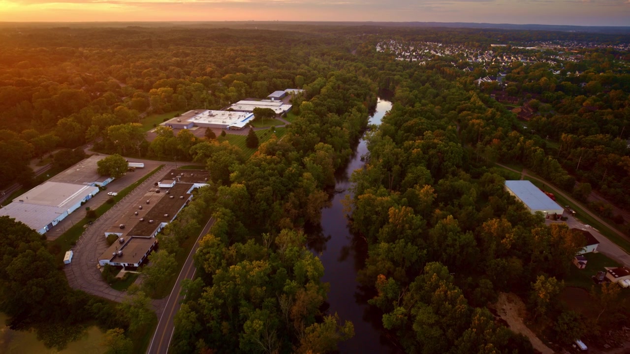 Droneoptagelser, der viser morgentrafik på en tågedækket bro nær Dexter, Michigan.