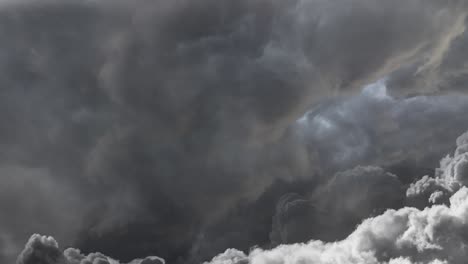la formación de nubes de tormenta y relámpagos en el cielo