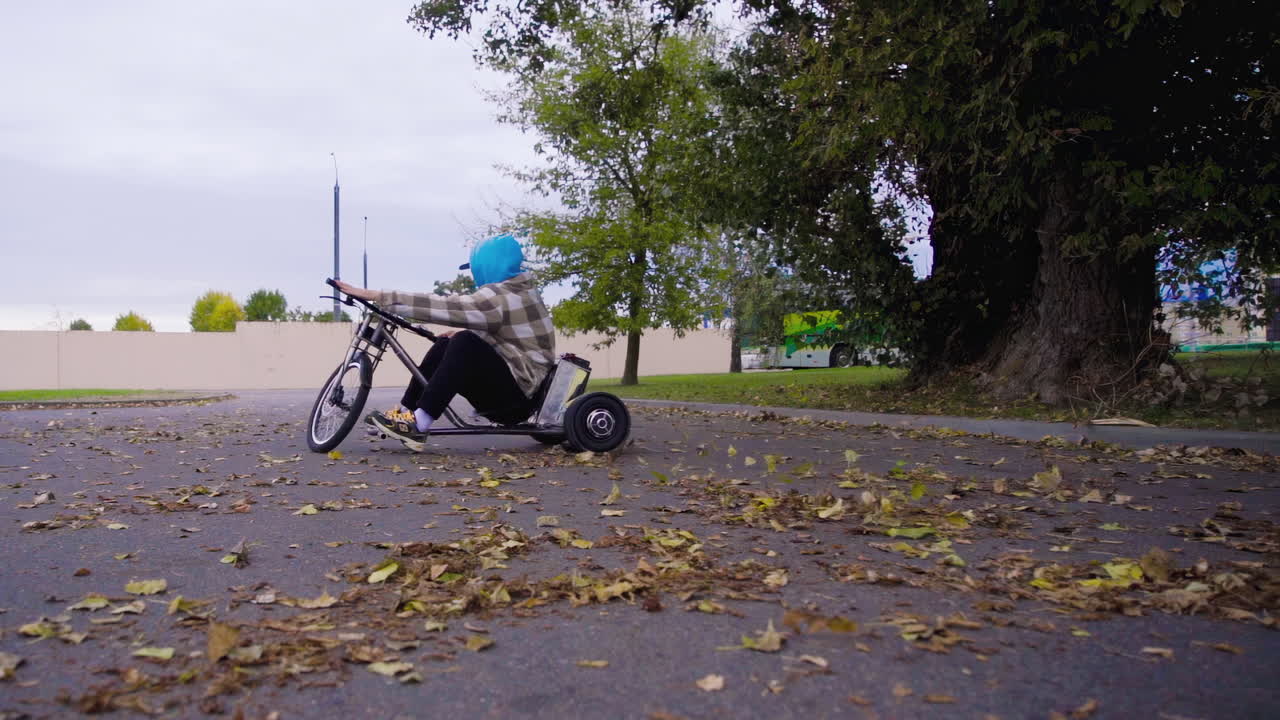 삼자전거에서 흥미진진한 동적 드리프트 타기