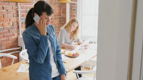 mujer de negocios hablando por teléfono móvil 4k