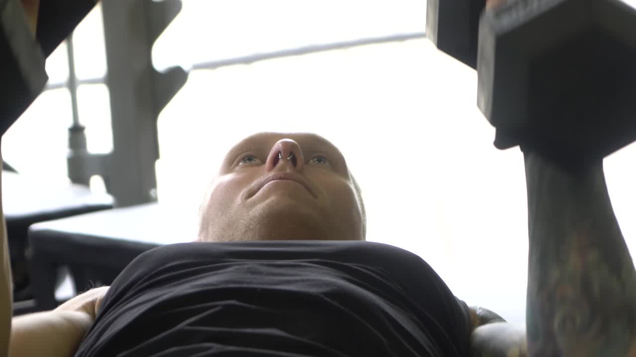 삼두근 아령 프레스를 가까이 운동 홈 체육관에서 근육 질의 남자