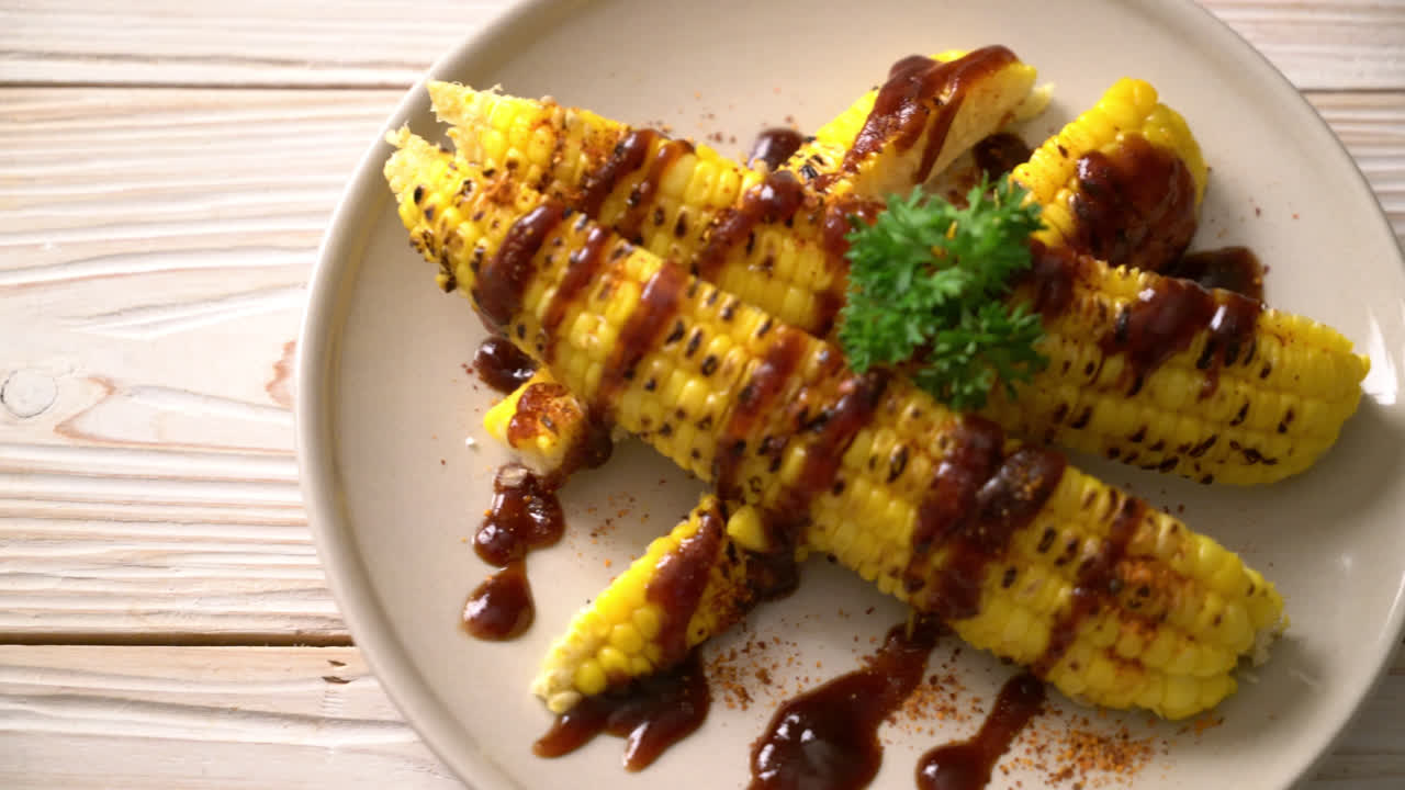 바베큐 소스를 곁들인 구운 옥수수