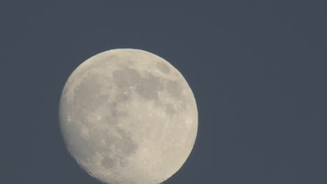 Lapso-De-Tiempo-De-Primer-Plano-De-Una-Luna-Llena-Creciente-Sobre-Oak-View-California