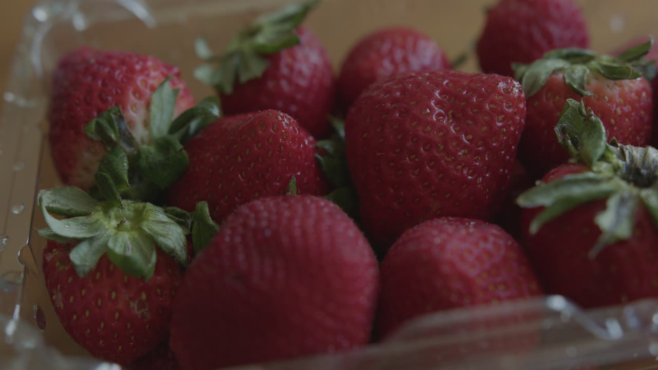 cerrar pan a la derecha de fresas frescas en un recipiente