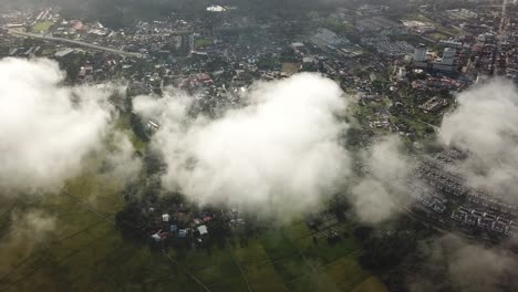 vista aérea de la aldea malaya en bukit mertajam desde la nube en movimiento.