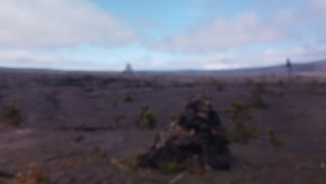 Gimbal-Dröhnt-Nach-Oben-Und-Schoss-über-Getrocknetes-Lavagestein,-Um-Die-Trostlose-Landschaft-Der-Caldera-Bei-Kilauea-Auf-Der-Insel-Hawaii-Freizulegen