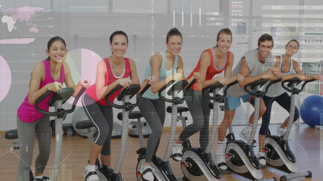 Siete ciclistas de fitness entran en el estudio, agarran las barras y pedalean con superposiciones de datos que rastrean la velocidad.