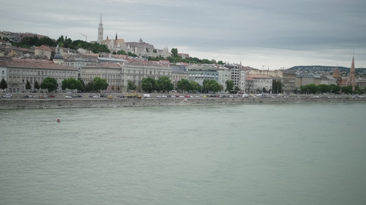구름이 많은 날 에 부다페스트 의 강변 도시 풍경