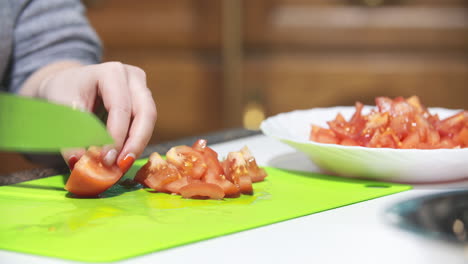 mujer cortando tomates en un plato