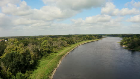 paisaje pacífico con árboles verdes y nubes blancas 4k drone