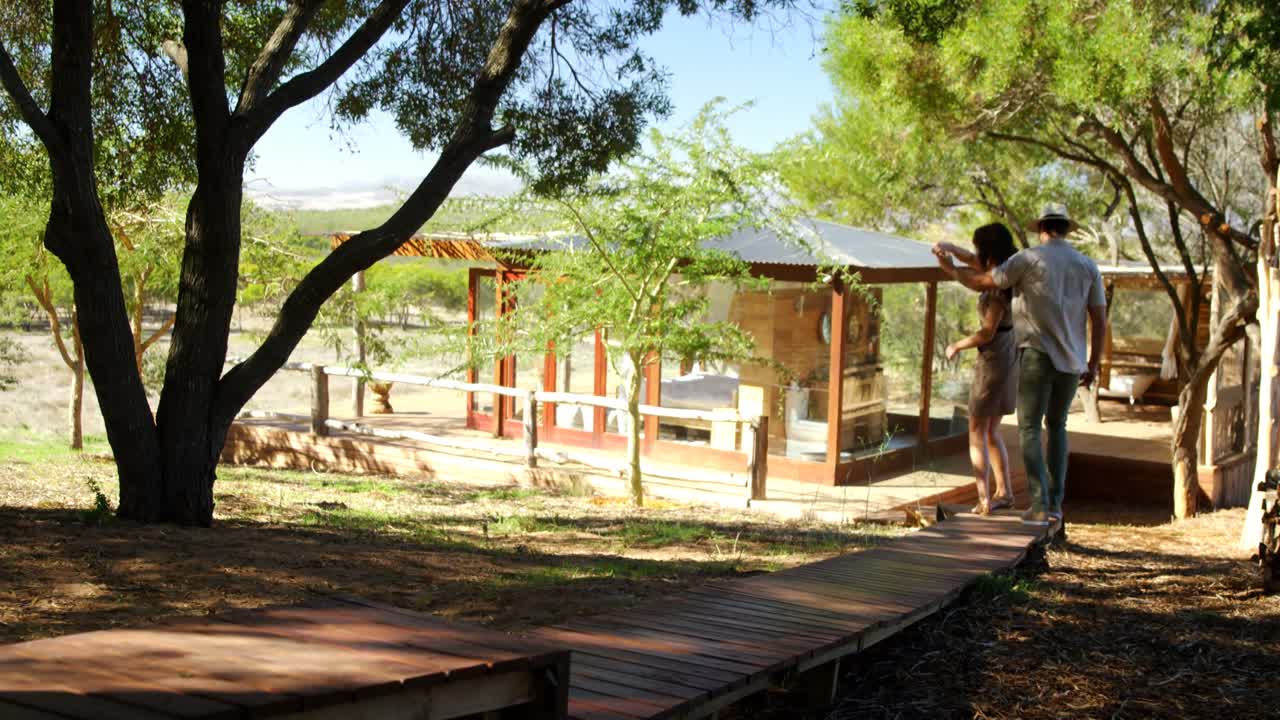 pareja sonriente caminando en la cubierta de madera 4k