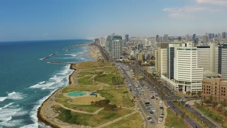 Toma-Aérea-De-Drones-De-La-Vida-Urbana-De-Tel-Aviv-Israel-Cerca-De-La-Playa