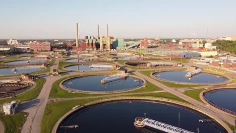 instalación de tratamiento de aguas residuales de detroit con grandes tanques circulares de sedimentación