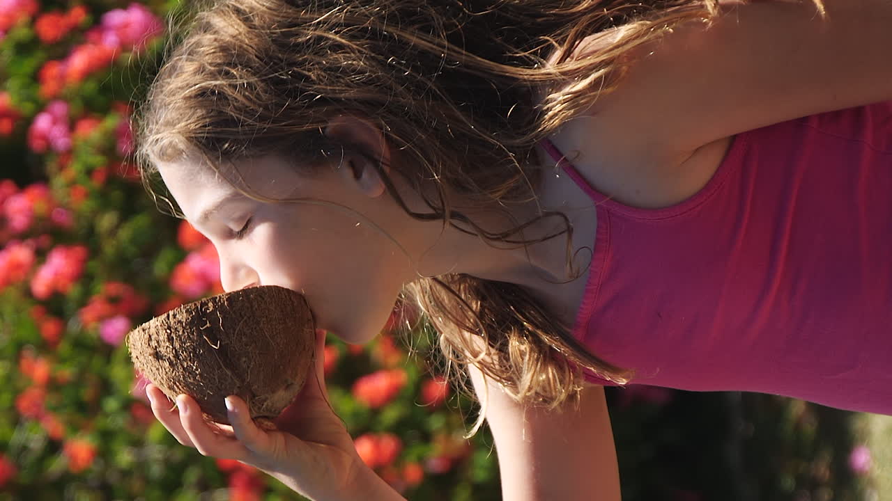 귀여운, 젊은 소녀는 코코 ⁇  우유 또는  ⁇ 데기에서 물을 마시고 - 수직