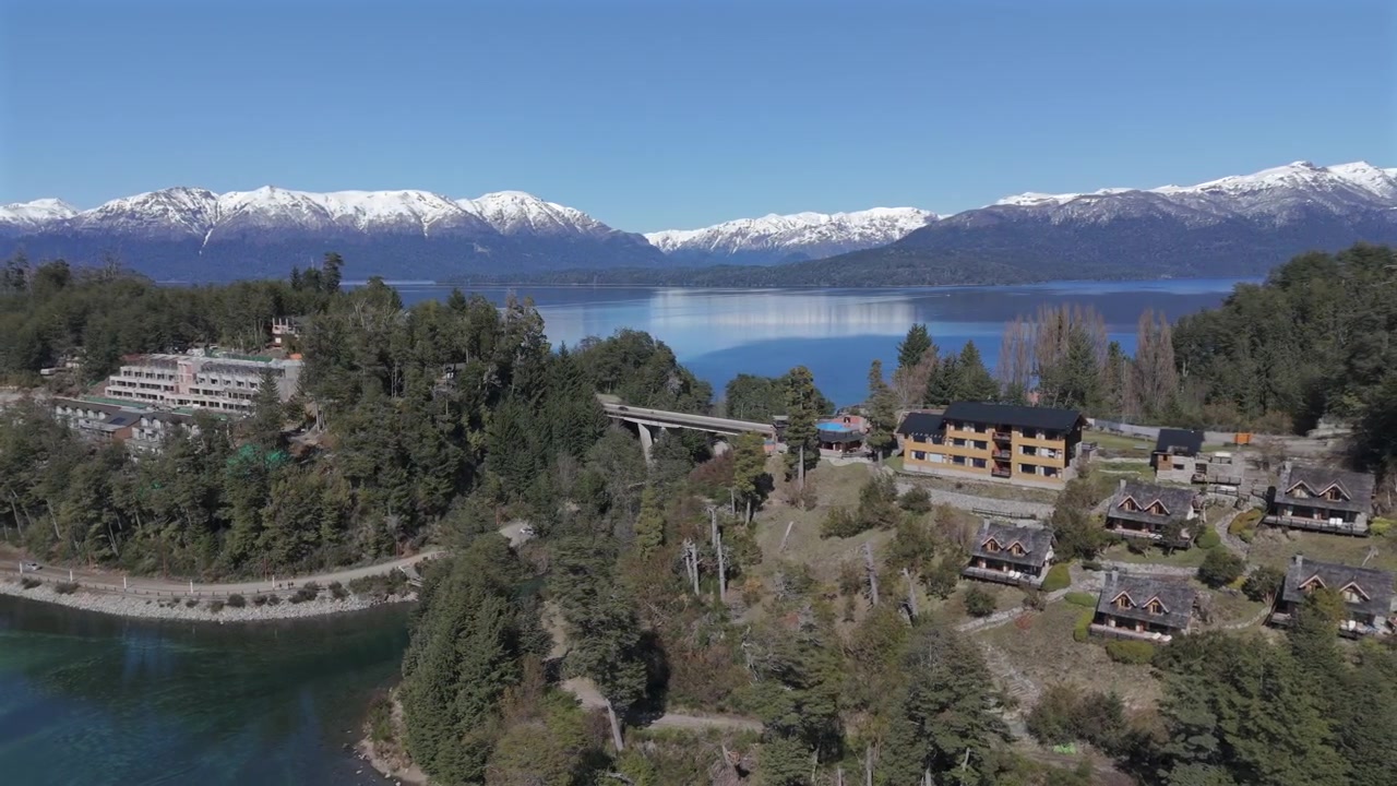 Ripresa aerea orbitale del Lago Correntoso, del River Hotel e del Lago Nahuel Huapi con il Cerro Belvedere e il Cerro Inacayal nella provincia di Neuquén.