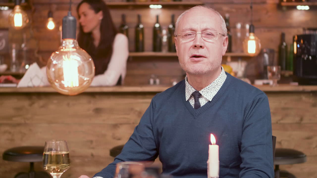 레스토랑에 있는 남자